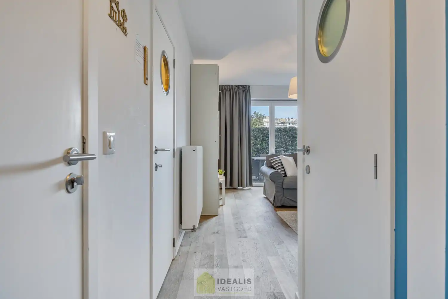 IDEALIS VASTGOED - HEERLIJK GELIJKVLOERS VAKANTIE-APPARTEMENT TE ZEEBRUGGE-BAD OP WANDELAFSTAND VAN HET STRAND EN DE DUINEN! EEN FIJNE PLEK BESTAANDE UIT EEN LICHTRIJKE LEEFRUIMTE MET OPEN KEUKEN EN BERGING, 1 RUIME SLAAPKAMER, 1 INPANDIGE KINDERKAMER, EEN EXTRA RUIM TERRAS EN EEN GOED TOEGANKELIJKE ONDERGRONDSE PARKEERPLAATS (AUTOLIFT) EN KELDERBERGING! foto 7