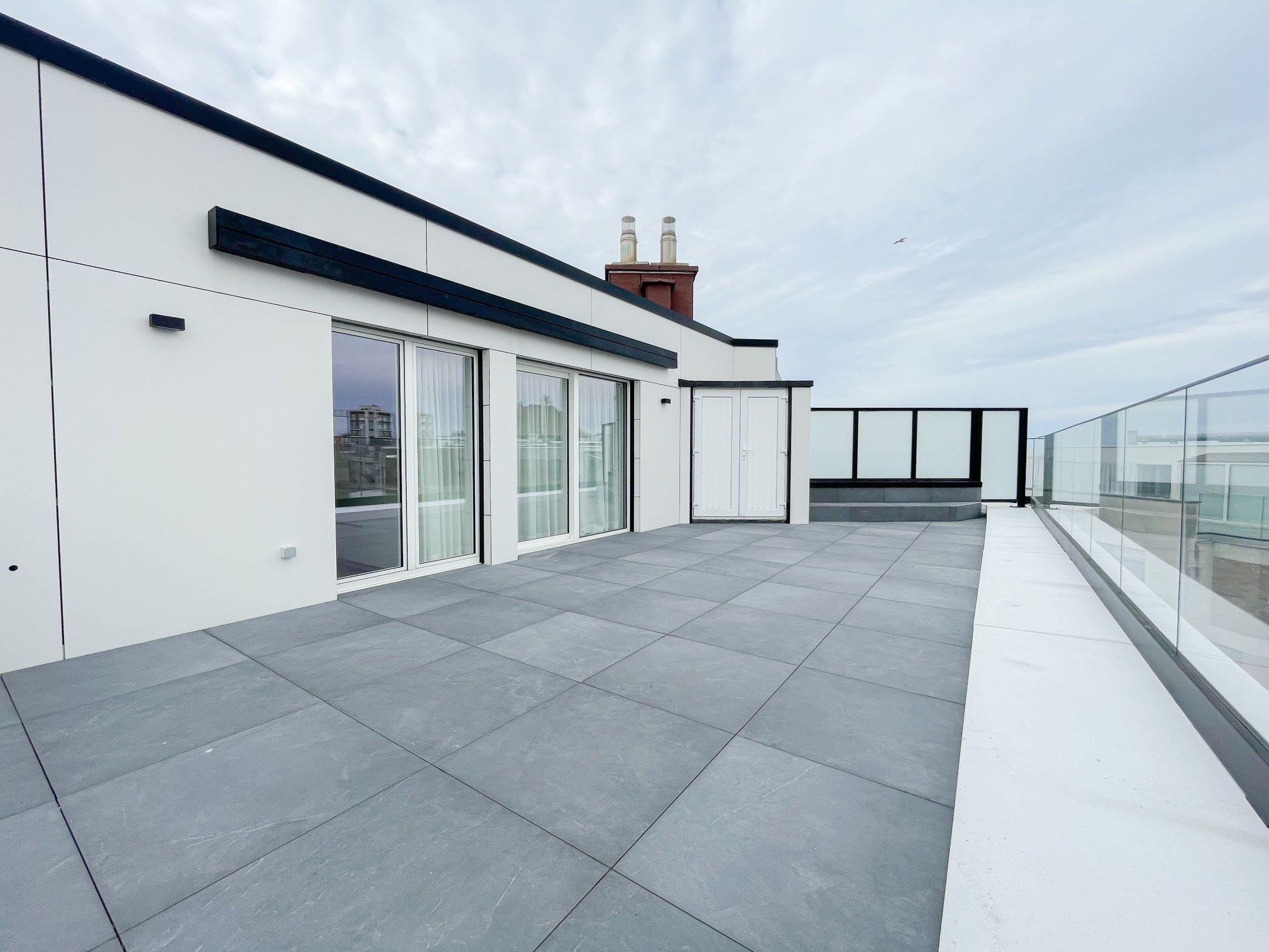 Volledig gerenoveerd dakappartement met een terras van ongeveer 45 m². foto {{pictureIndex}}