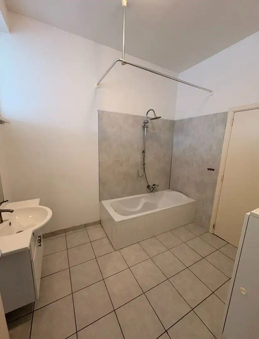 Ruim gelijkvloers appartement met drie slaapkamers in Maaseik foto 5