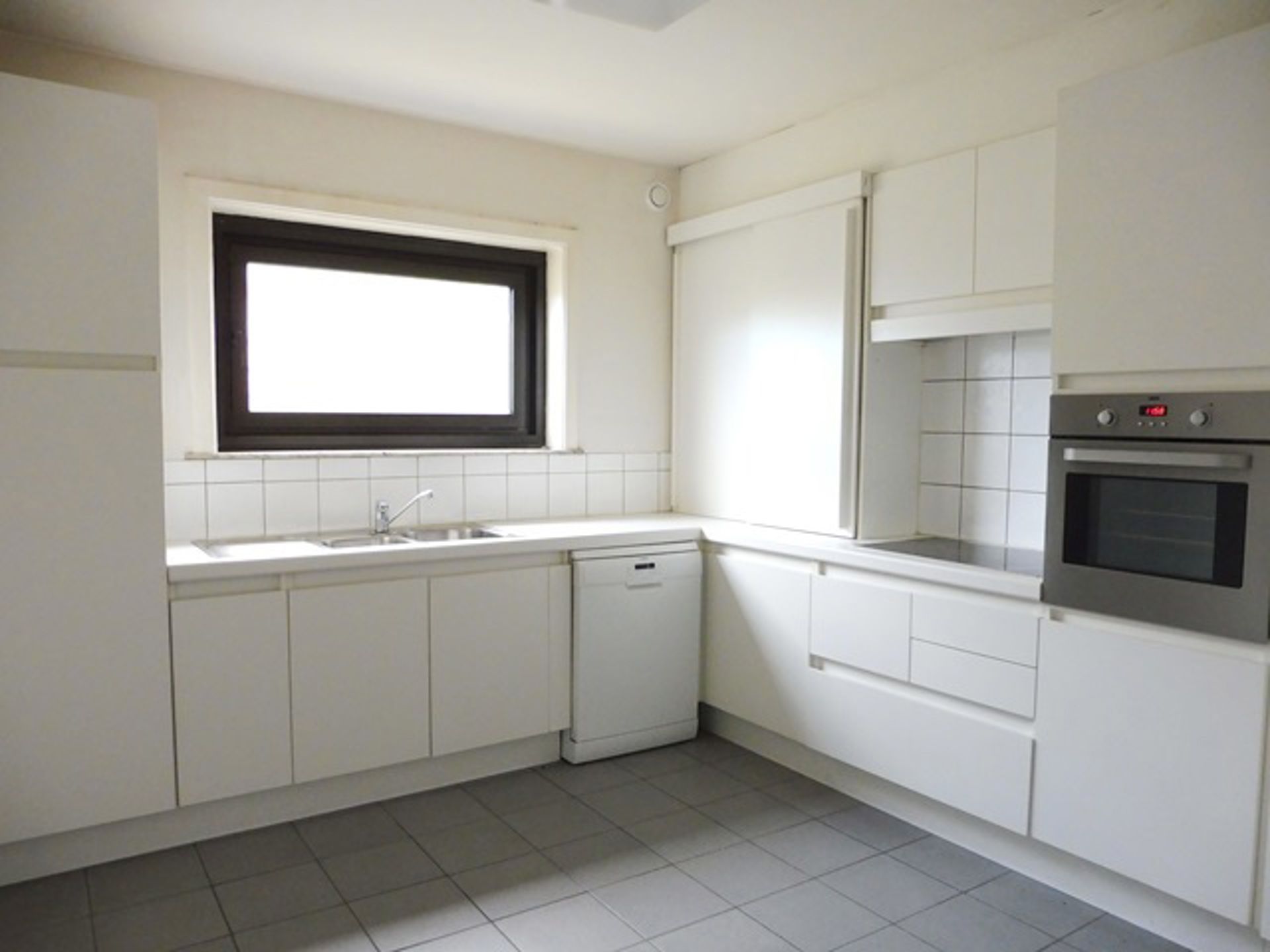 Woning met vier garageboxen op uitstekende locatie foto 6