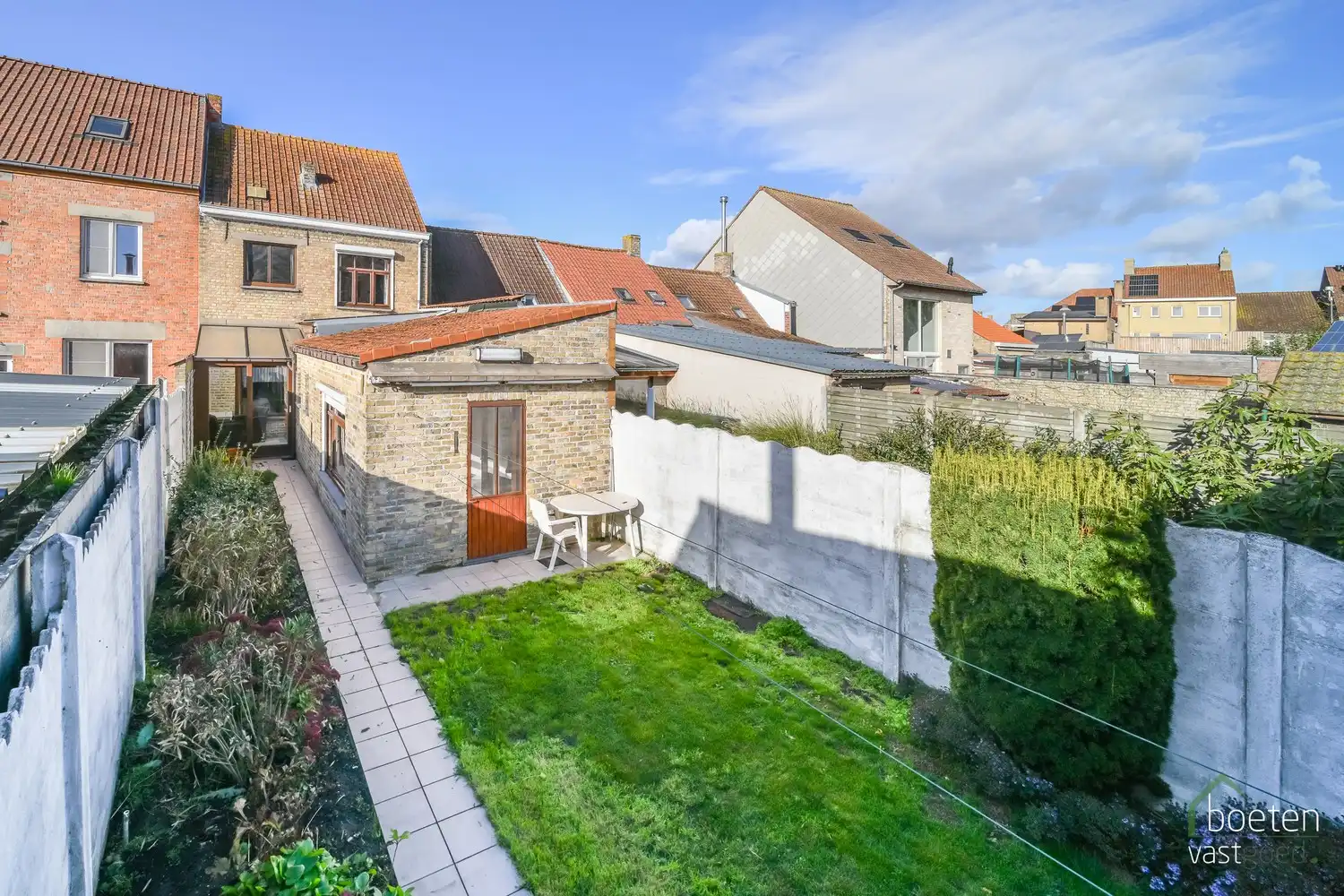 Alveringem: Interessante dorpswoning met redelijk comfort, 3 slaapkamers, tuin en uitweg met garage achteraan op 428m² grondopp. foto 19