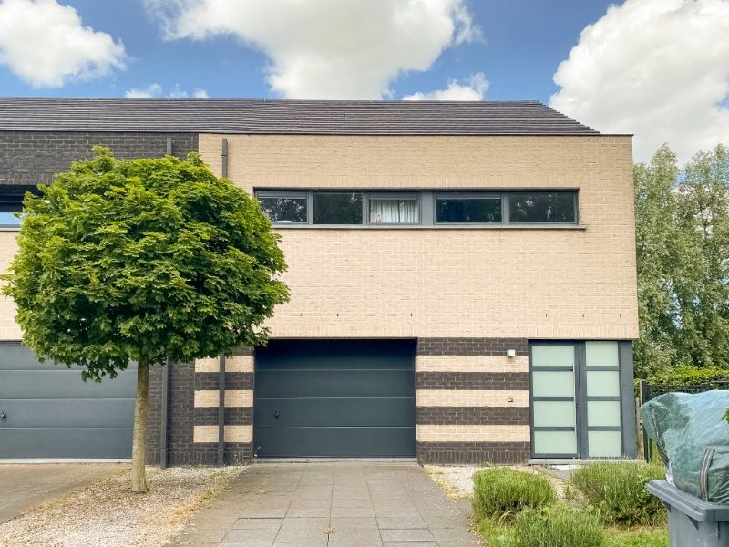 Recente en moderne gezinswoning met drie slaapkamers, garage en tuin foto {{pictureIndex}}