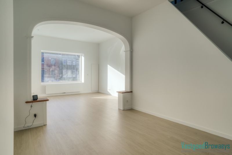 Gerenoveerde starterswoning voorzien van alle comfort, ook ideaal als investering! foto 2