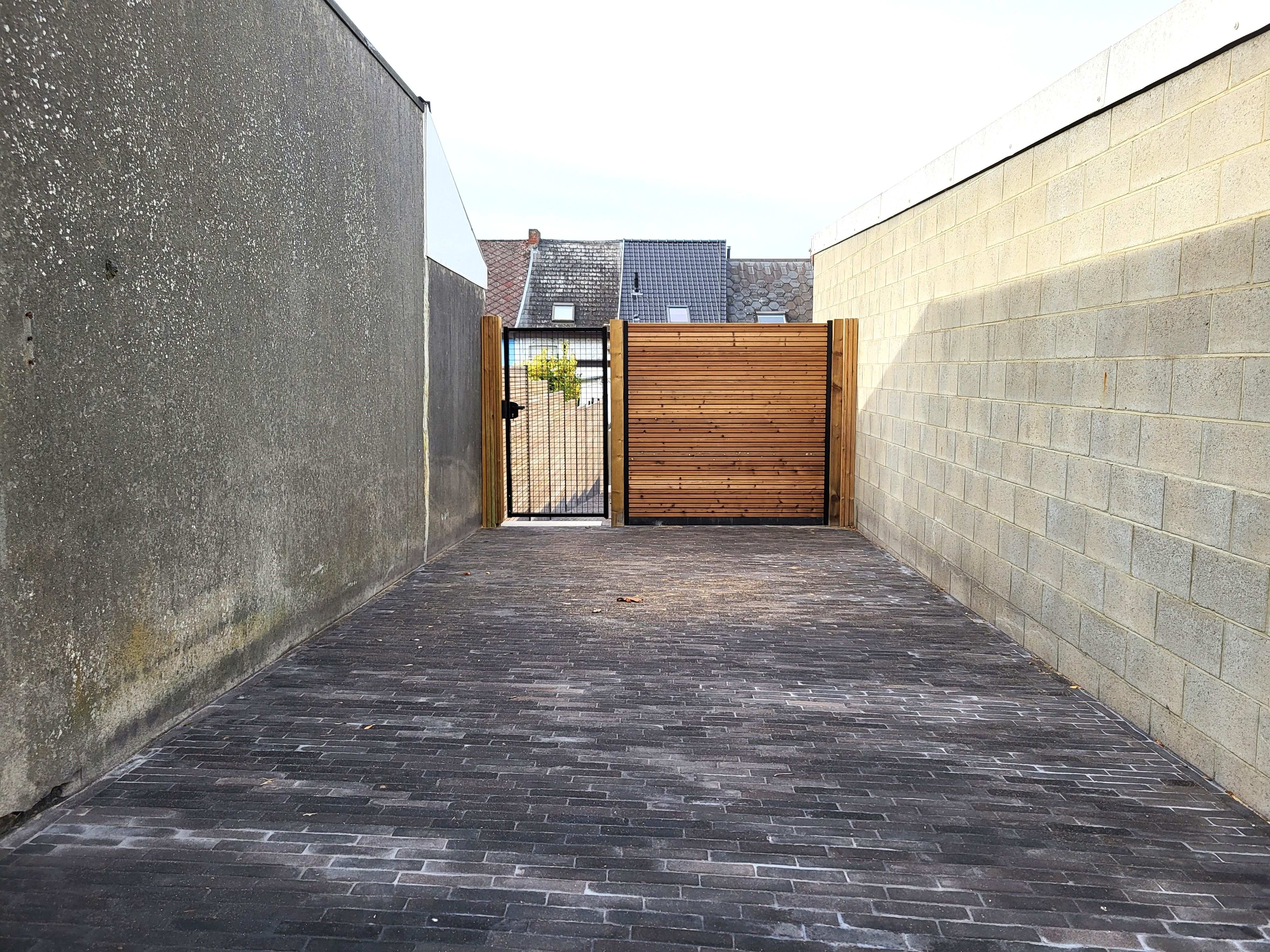 Deze volledig gerenoveerde woning (2025) biedt modern wooncomfort op een centrale ligging in het centrum, met winkels, scholen en openbaar vervoer op wandelafstand.  foto 5