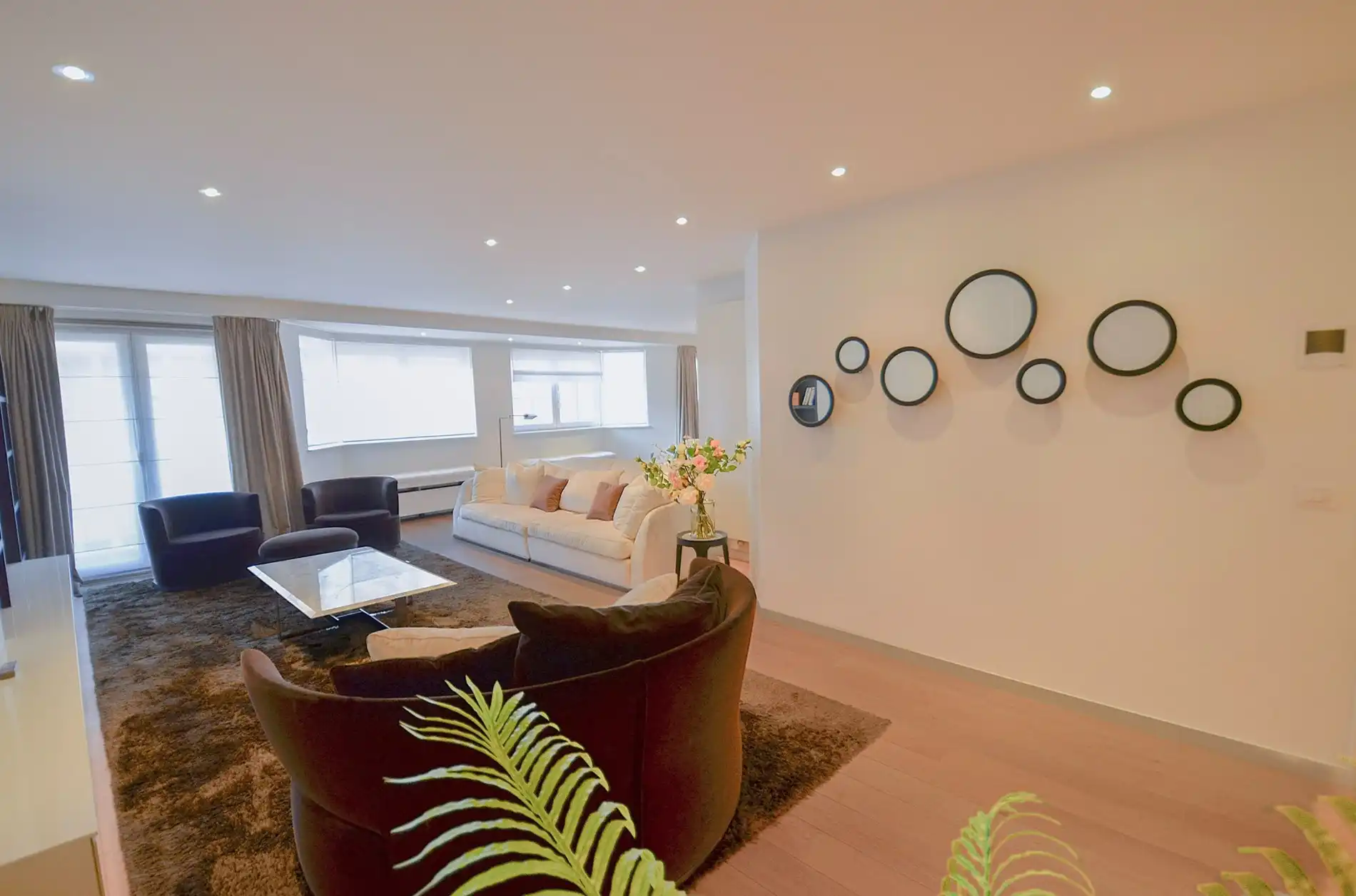 Topaanbieding – Uitzonderlijk ruim appartement gelegen in een stijlvolle residentie. foto {{pictureIndex}}