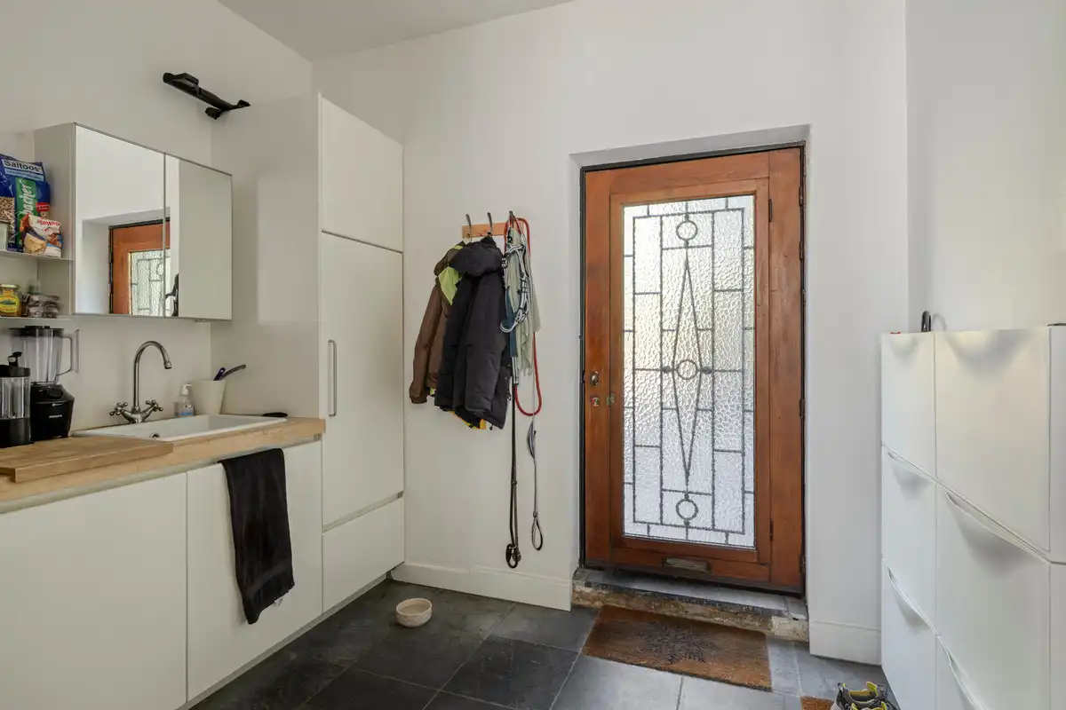 WONING MET BURELEN EN MAGAZIJN TE TONGEREN LANGS N79. foto 15