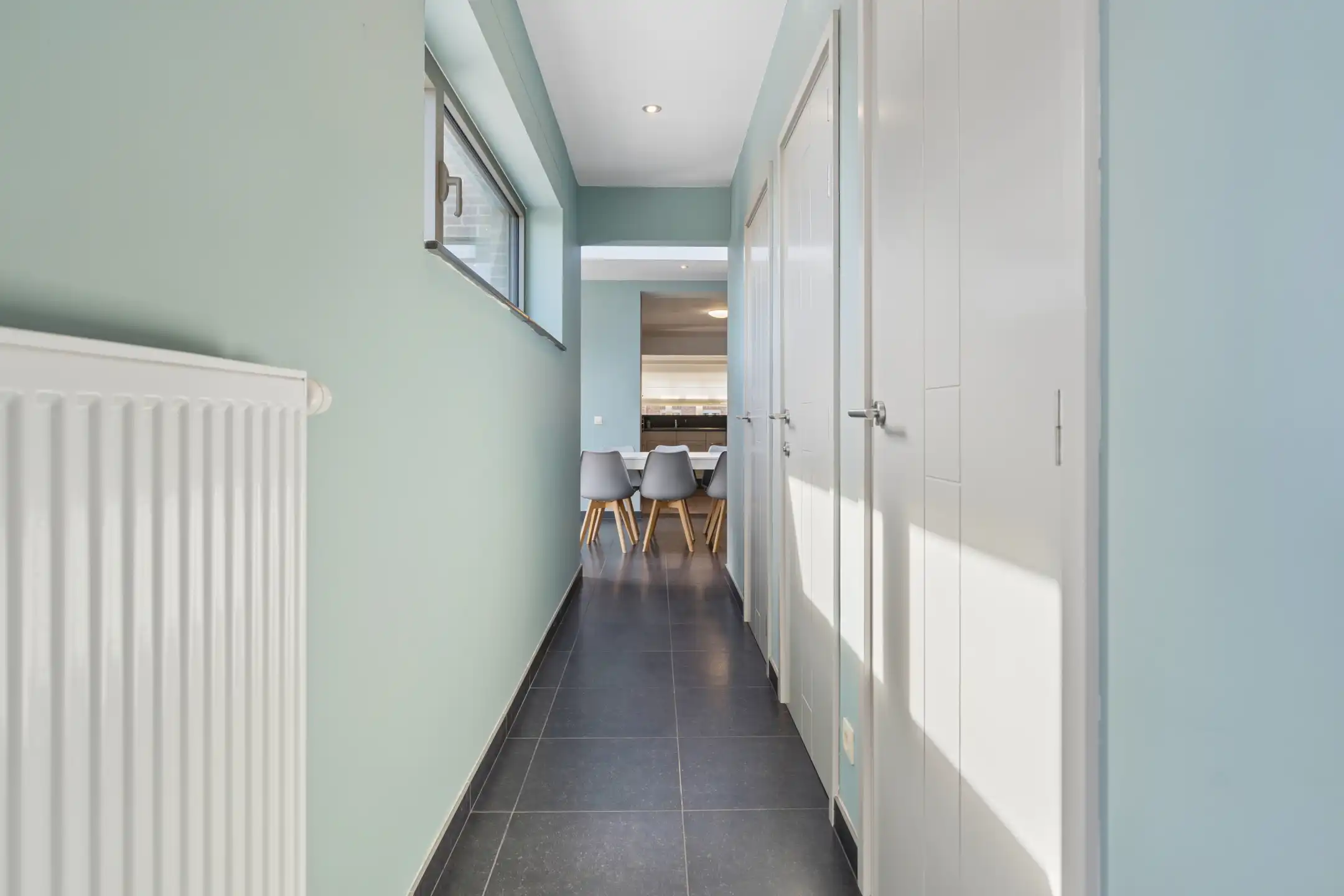 Ruime, deels gerenoveerde 3-gevelwoning met 3 slks en tuin foto 12