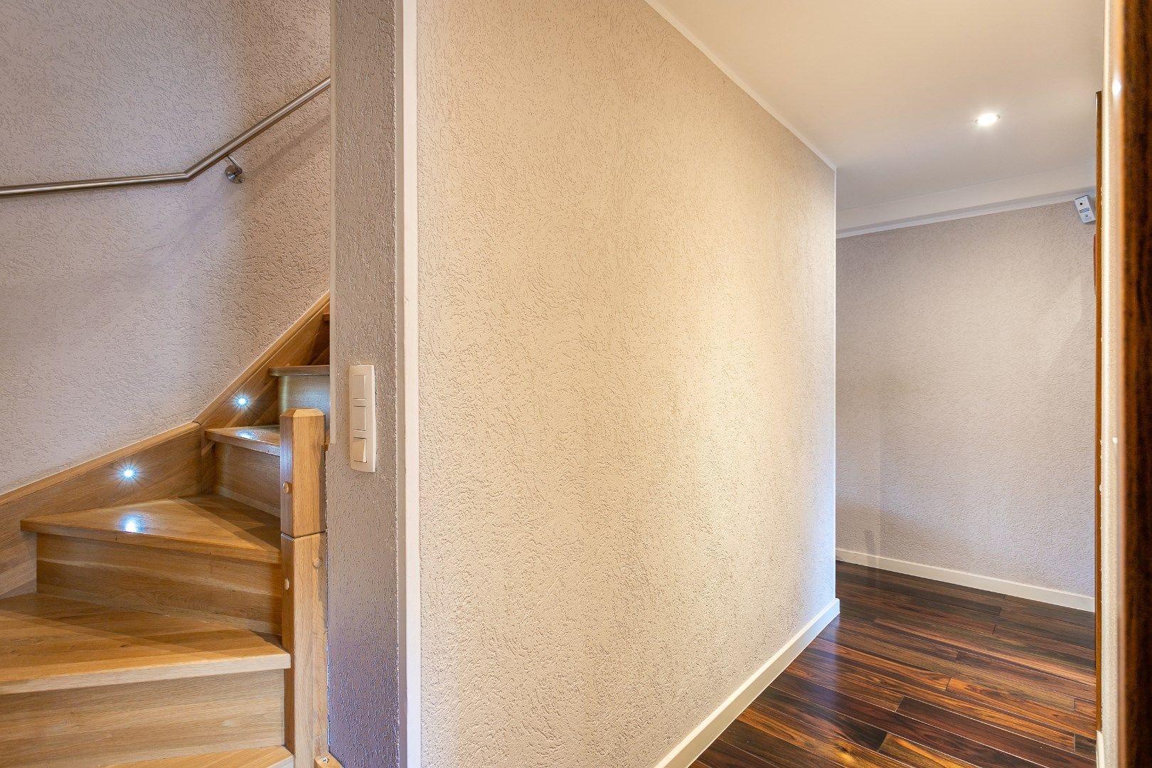 Volledig gerenoveerde woning met 3 slaapkamers, bureau en tuin foto 9