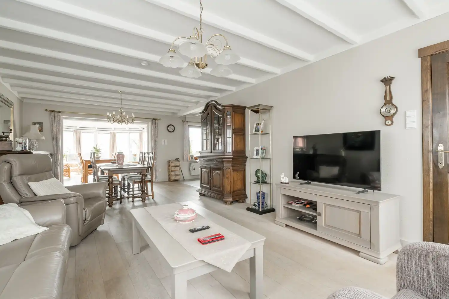 Mooie vrijstaande woning te koop vlakbij het centrum met 4 slaapkamers rustig gelegen op 10a10ca. foto 16