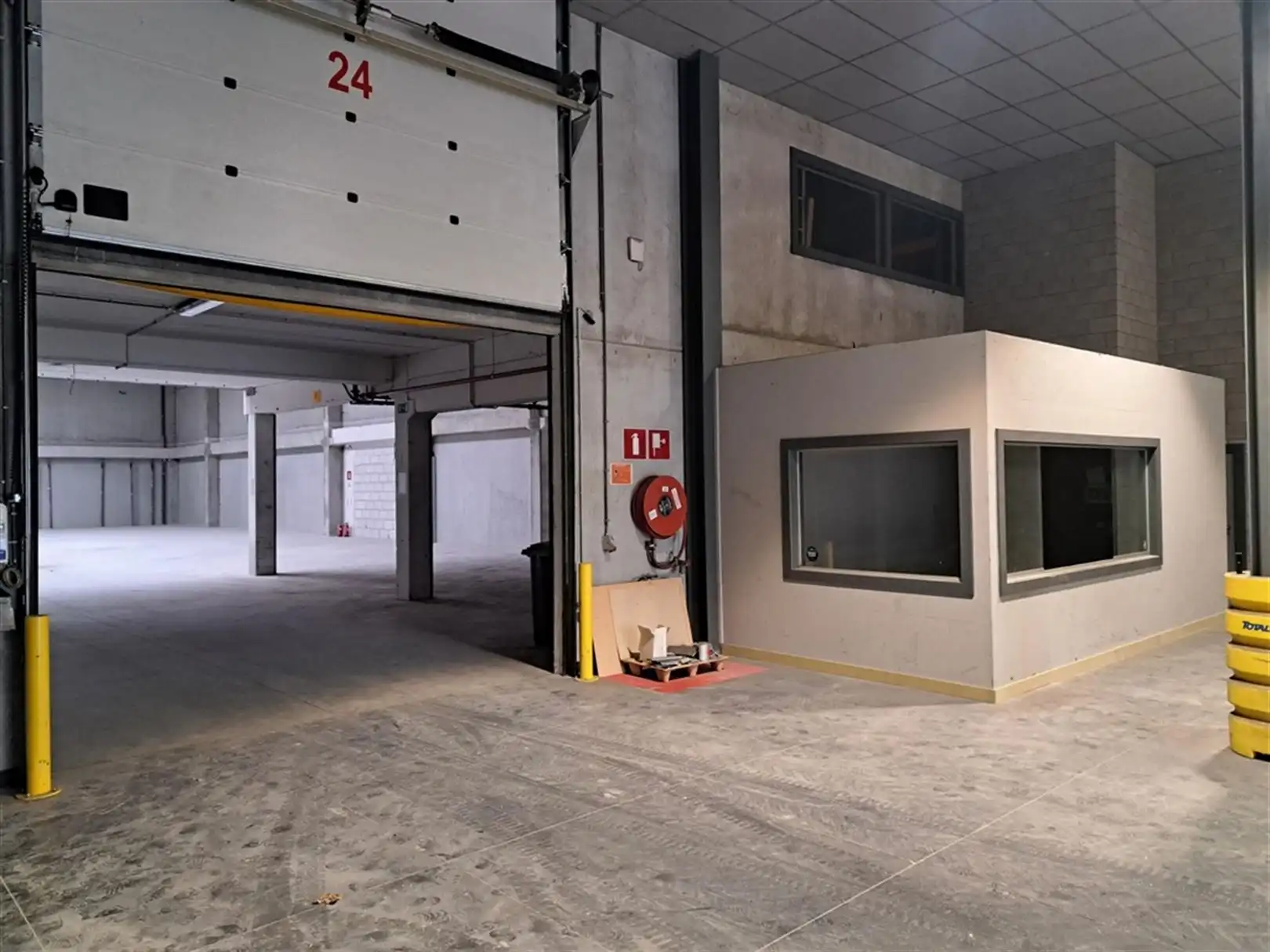 Industrieel gebouw met laadkades en privatief buitenterrein foto 15