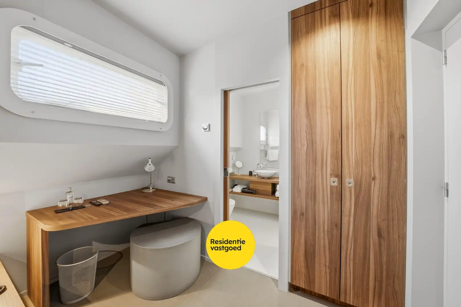 Unieke woonboot met B&B en vergunde ligplaats in Plassendale foto 21