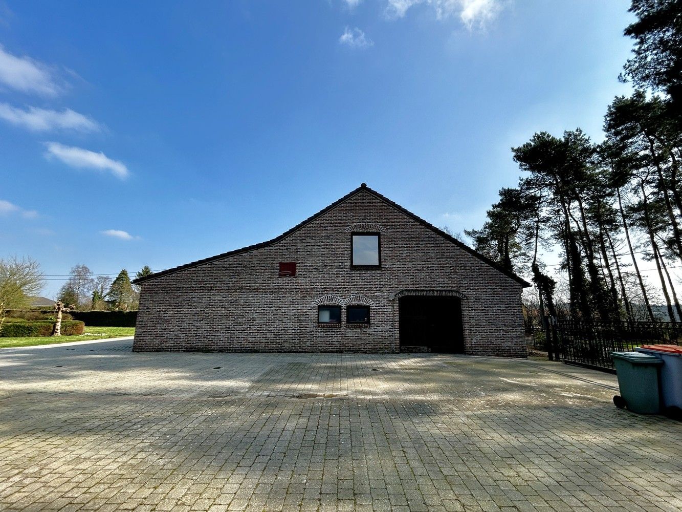 Landelijk gelegen woning met 4 slaapkamers, grote tuin, inpandige garage met werkplaats en kelder. foto 22