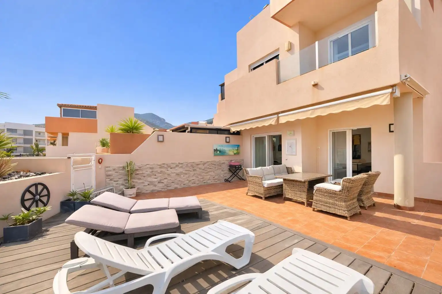 Charmante hoekwoning met zeezicht en dakterras  foto 2