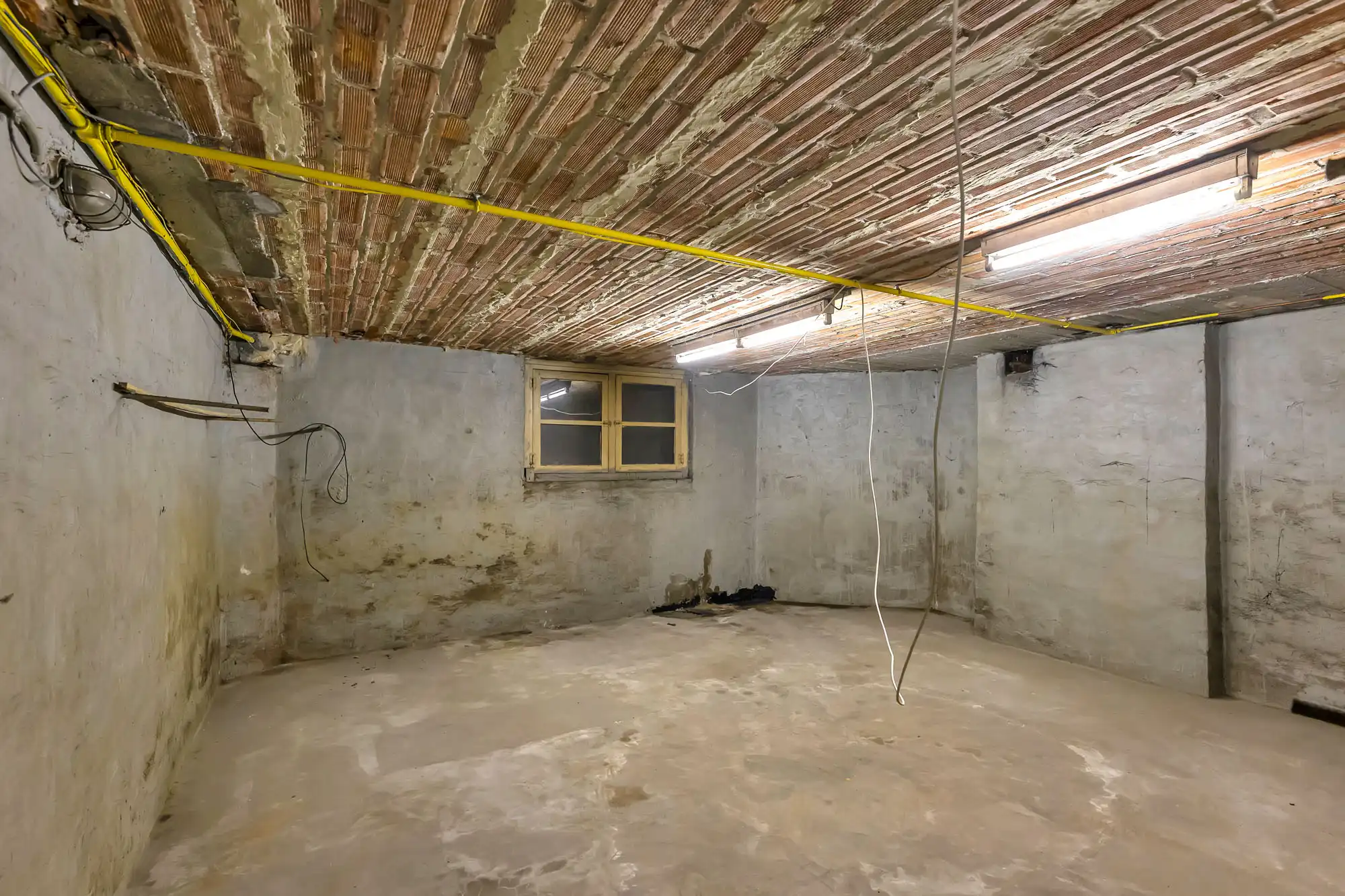 Te renoveren woning met garage foto 14