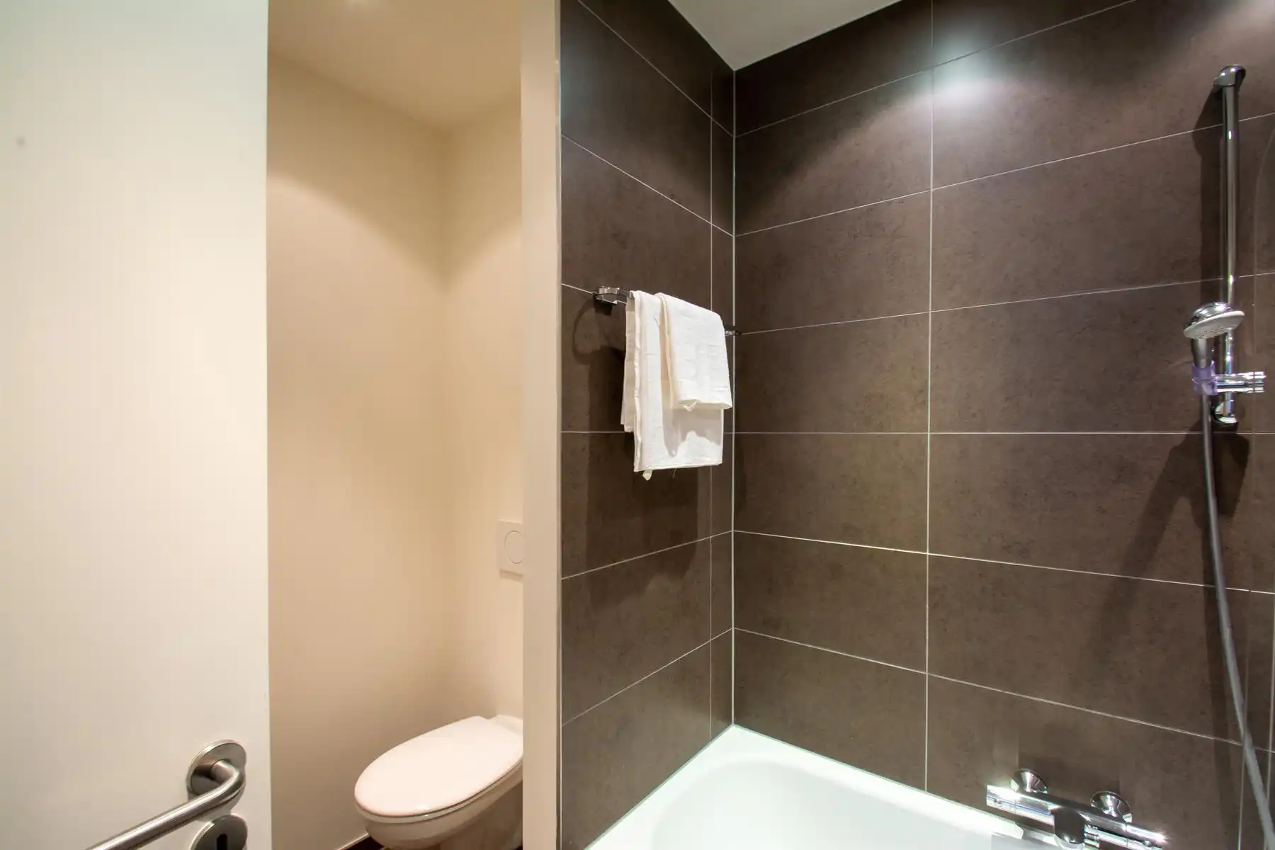 Mooi gemeubeld app. met 3 Kamers + grote tuin! (NAVO area) foto 15