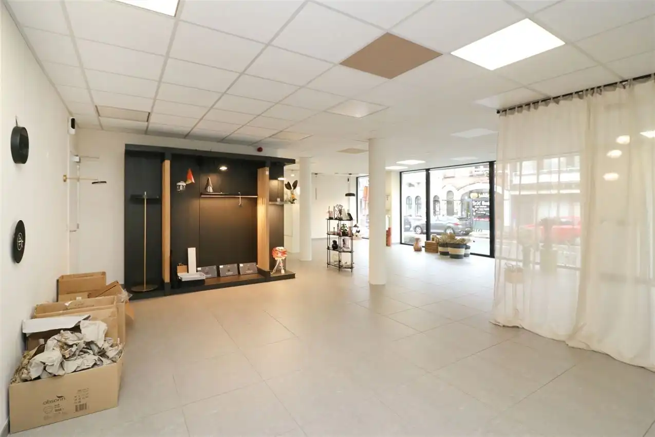 handelszaak met grote zichtbaarheid te midden van centrum foto 5