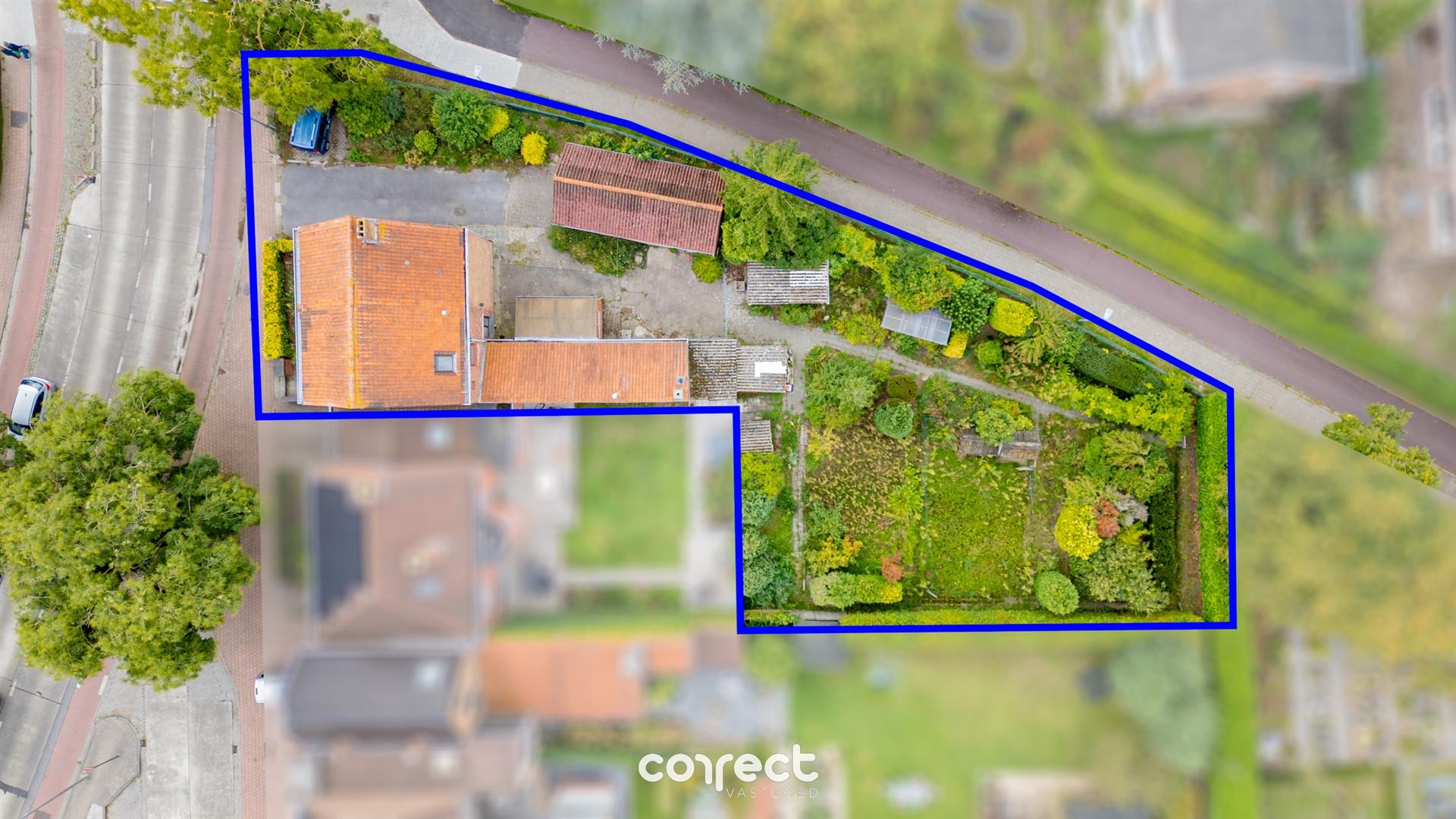Grond met af te breken woning in centrum Sint-Michiels foto {{pictureIndex}}