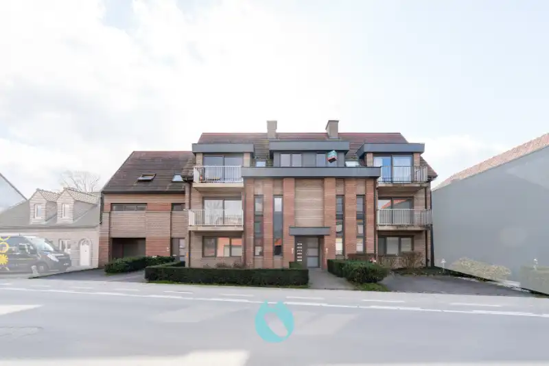 Opbrengsteigendom met 7 verhuurde appartementen, afzonderlijke garageboxen en staanplaatsen te Zelzate. foto {{pictureIndex}}