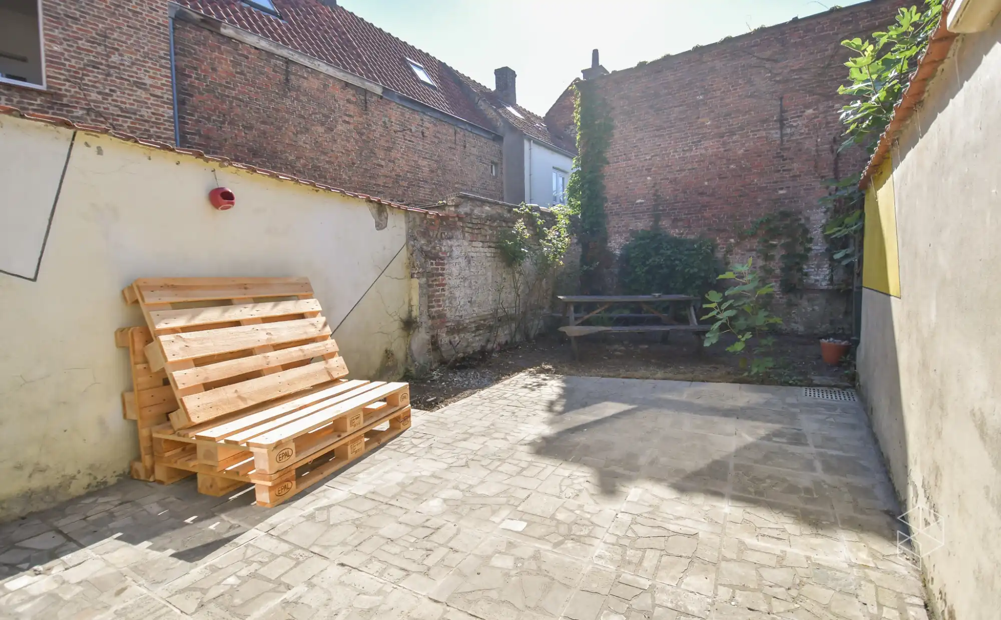 Mooie INSTAPKLARE stadswoning met 2 slpk en tuin foto 3
