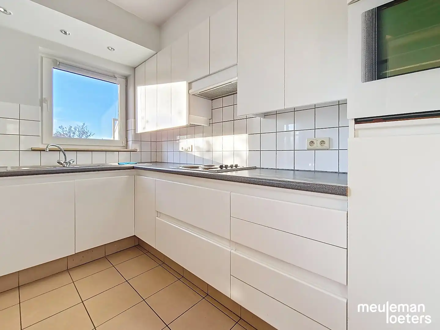 Lichtrijk appartement met terras en parking foto 6