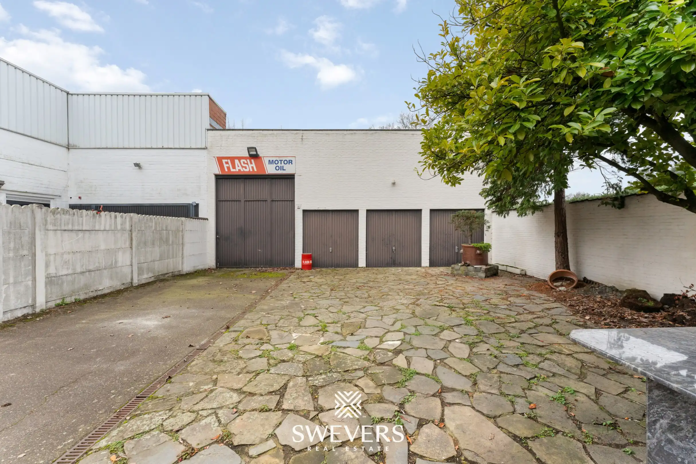 Ruime gezinswoning met multifunctionele loods op commerciële toplocatie foto 27