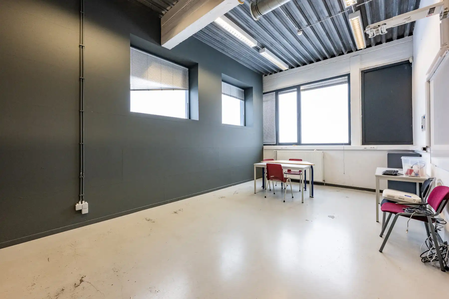 Ruim en veelzijdig bedrijfspand met parking en opslag foto 63