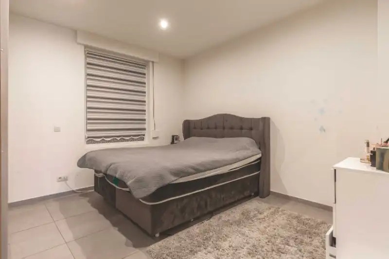 Roeselare-centrum: Recent ruim gelijkvloers appartement met 2 slaapkamers, tuin / patio en mogelijkheid aankoop van een garagebox. +/- 100m2 foto 7