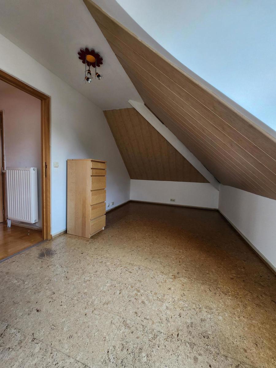 Ruime op te frissen villa met zicht op de weides met tof bijgebouw foto 23