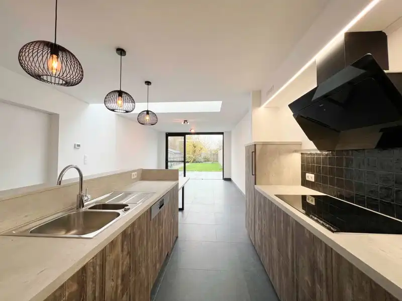 Gerenoveerde woning te huur met 4 slaapkamers te Vlamertinge! foto 2