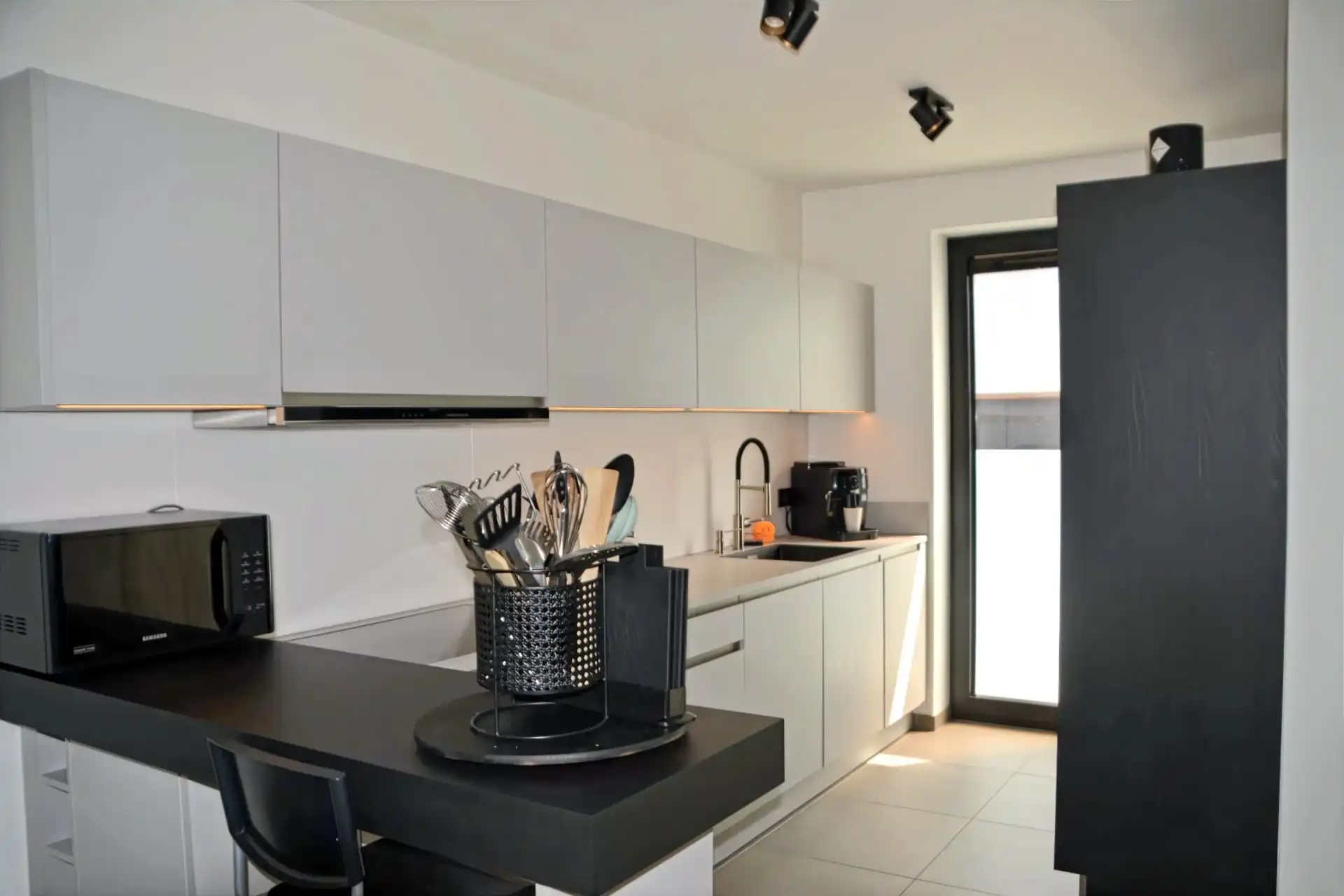 STIJLVOLLE ENERGIEZUINIGE NIEUWBOUWWONING MET 3 SLPK  IN CENTRUM LANAKEN ! foto 3