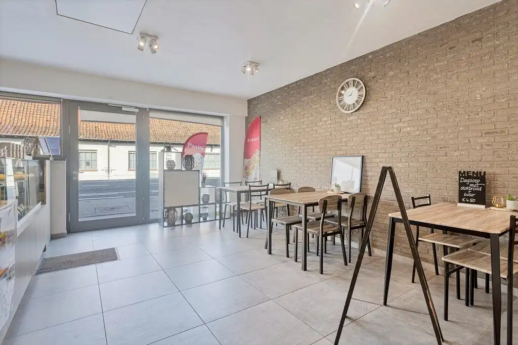 HOOGSTADE: Commercieel gelegen handelspand langs de baan N8 Veurne-Ieper, momenteel ingericht als broodjeszaak maar zeker ook andere mogelijkheden (verhuurd). foto 4
