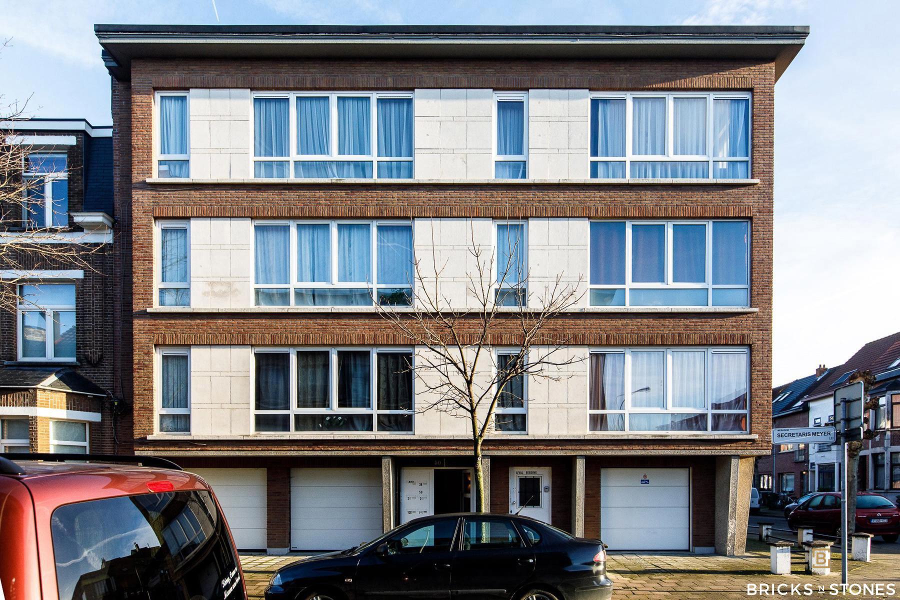 Ruime gesloten parkeerplaats  foto {{pictureIndex}}