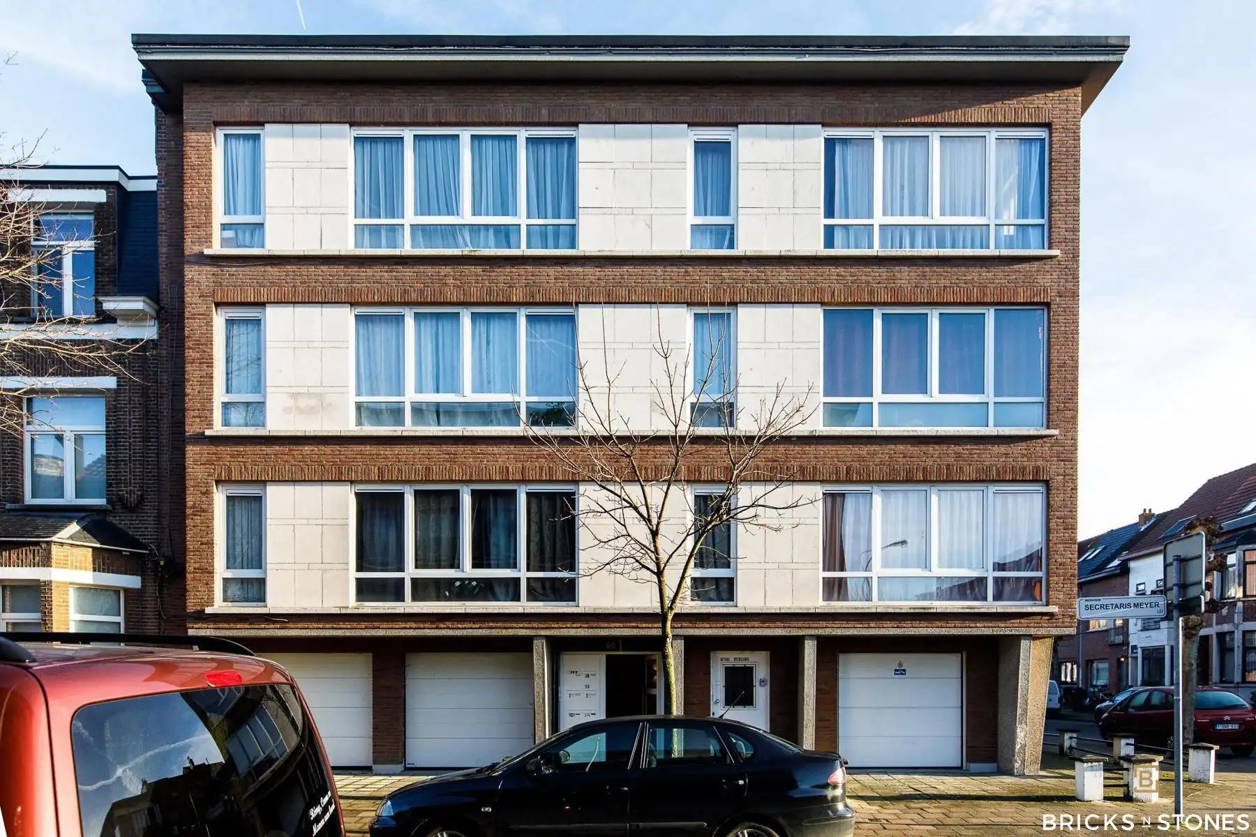 Ruime gesloten parkeerplaats  foto {{pictureIndex}}