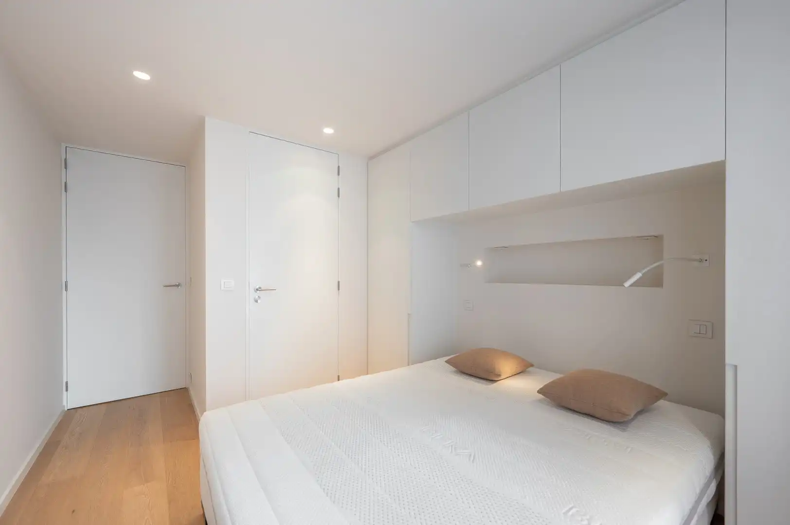 Hedendaags appartement genietend van een open zicht, centraal gelegen op de Kustlaan in het Zoute. foto 14