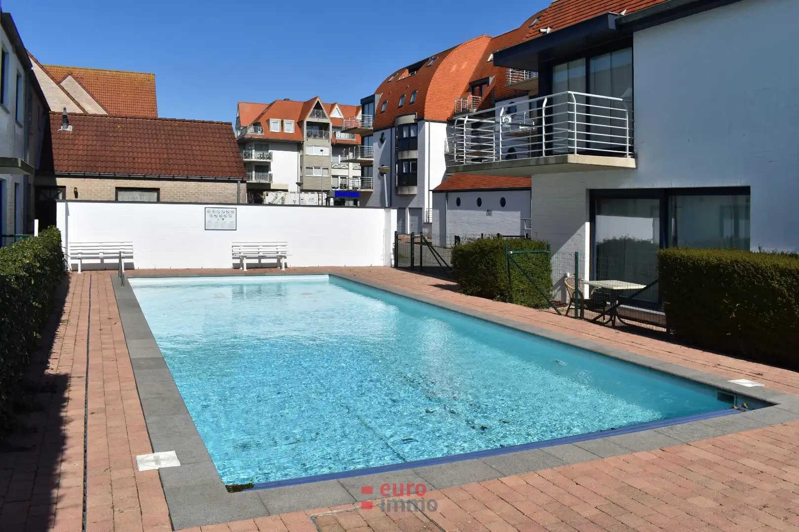 Lichtrijk hoekappartement met zonnige tuin en verwarmd buitenzwembad foto 14