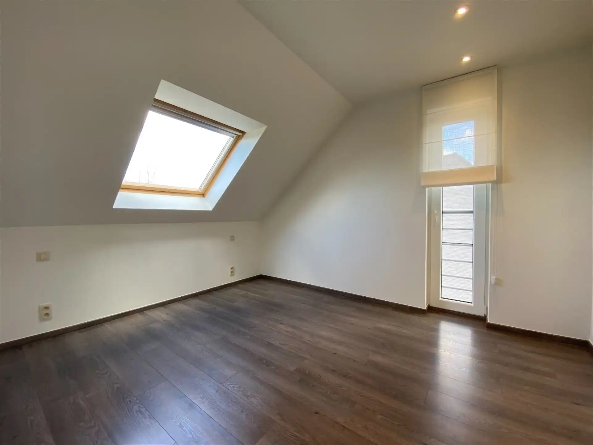 Instapklaar appartement met terras en garage. foto 20