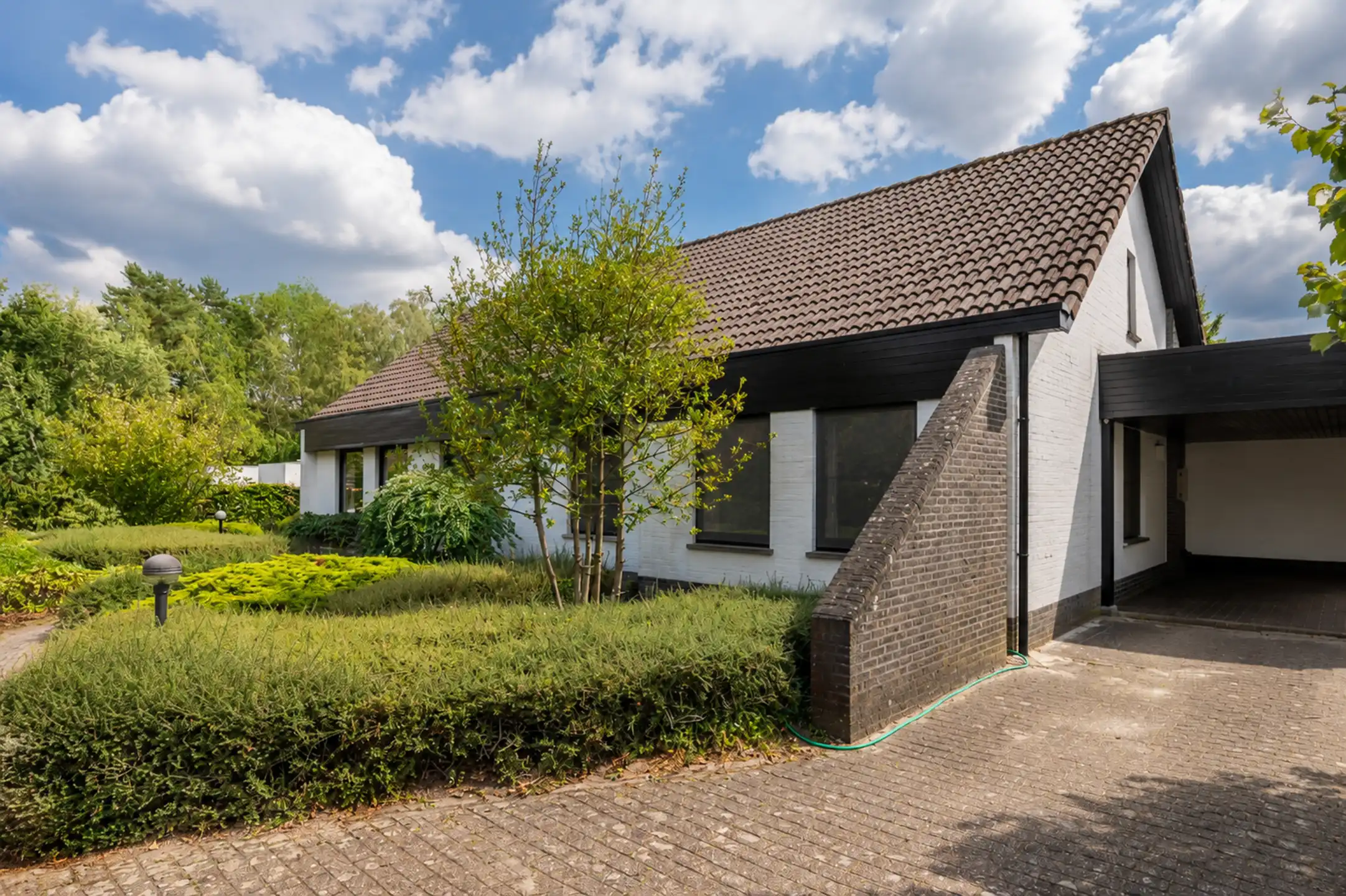 Rustig gelegen villa | 6 slks | 1.705 m² | zuidgericht foto 2