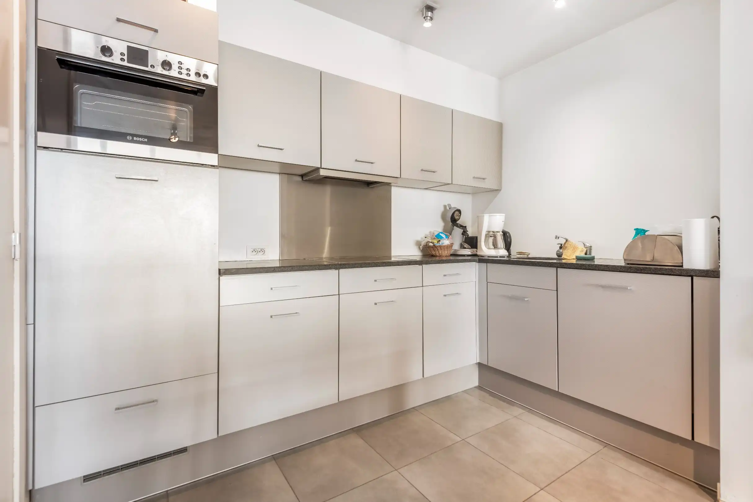 Rustig gelegen appartement tegen de Zoutelaan en vlakbij de winkels van de Lippenslaan.  foto 6