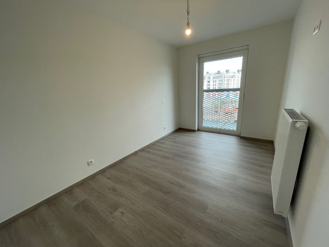 Instapklaar appartement met twee slaapkamers en terras met uitzicht op het Stationsplein. foto 10