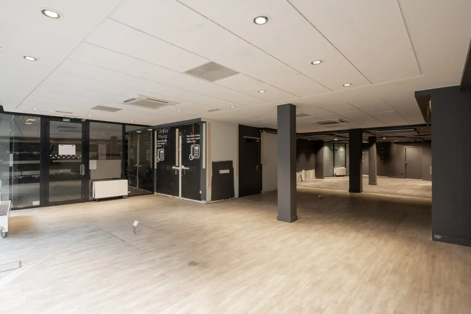 Handelspand in de gekende Kerkstraat in Neerpelt-Centrum te koop! foto 4