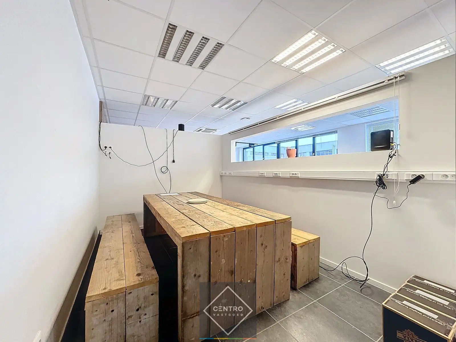 Instapklare & zeer betaalbare KANTOREN (250m²) TE KOOP met 5 private parkeerplaatsen voor de deur te Brugge! Rustig gelegen met een goede ontsluiting naar autosnelwegen. foto 5
