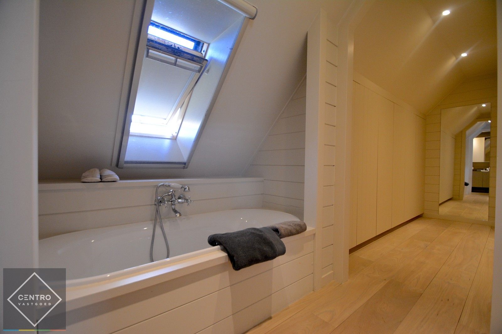 Recent (Bj. 2016) Mi CASA - HANDELSHUIS (538m2), voorzien van grote polyvalente ruimten (vrij beroep, toonzaal, horeca, B&B, ...), 5/6 slaapkamers, 4 badkamers, kelder (114m2), ... Op hoek- en zichtlocatie te Oostkamp. foto 24