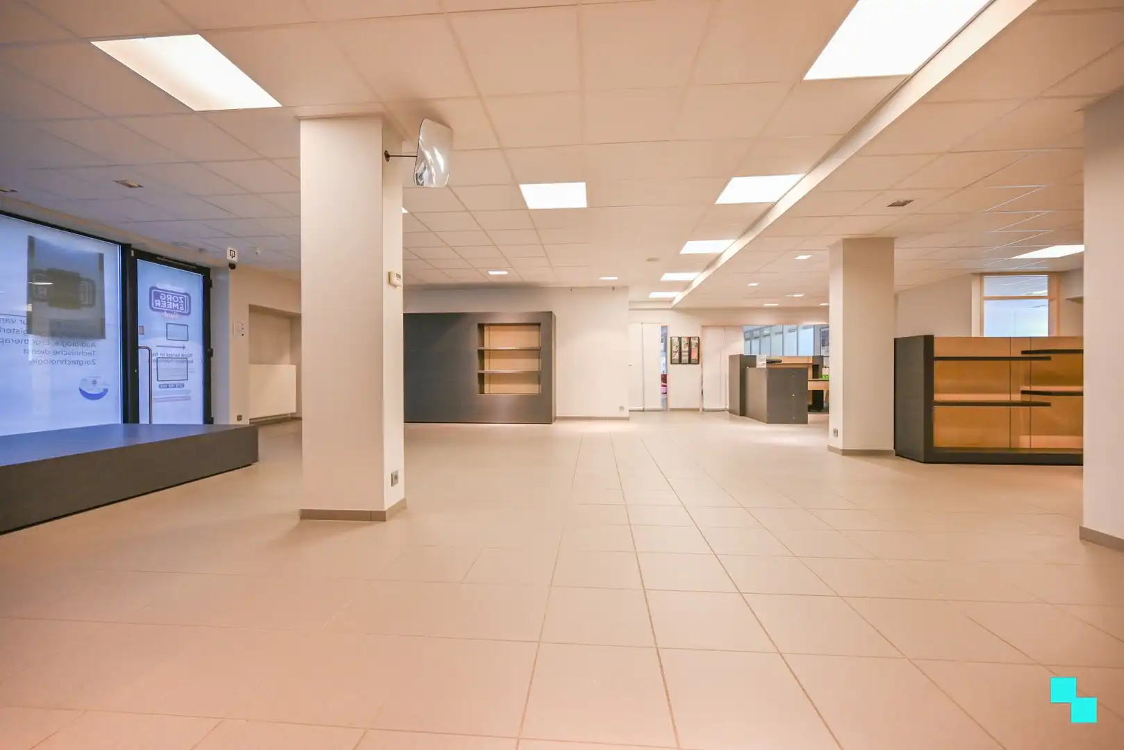 Deels ingerichte handelsruimte op toplocatie te Sint-Andries foto 3