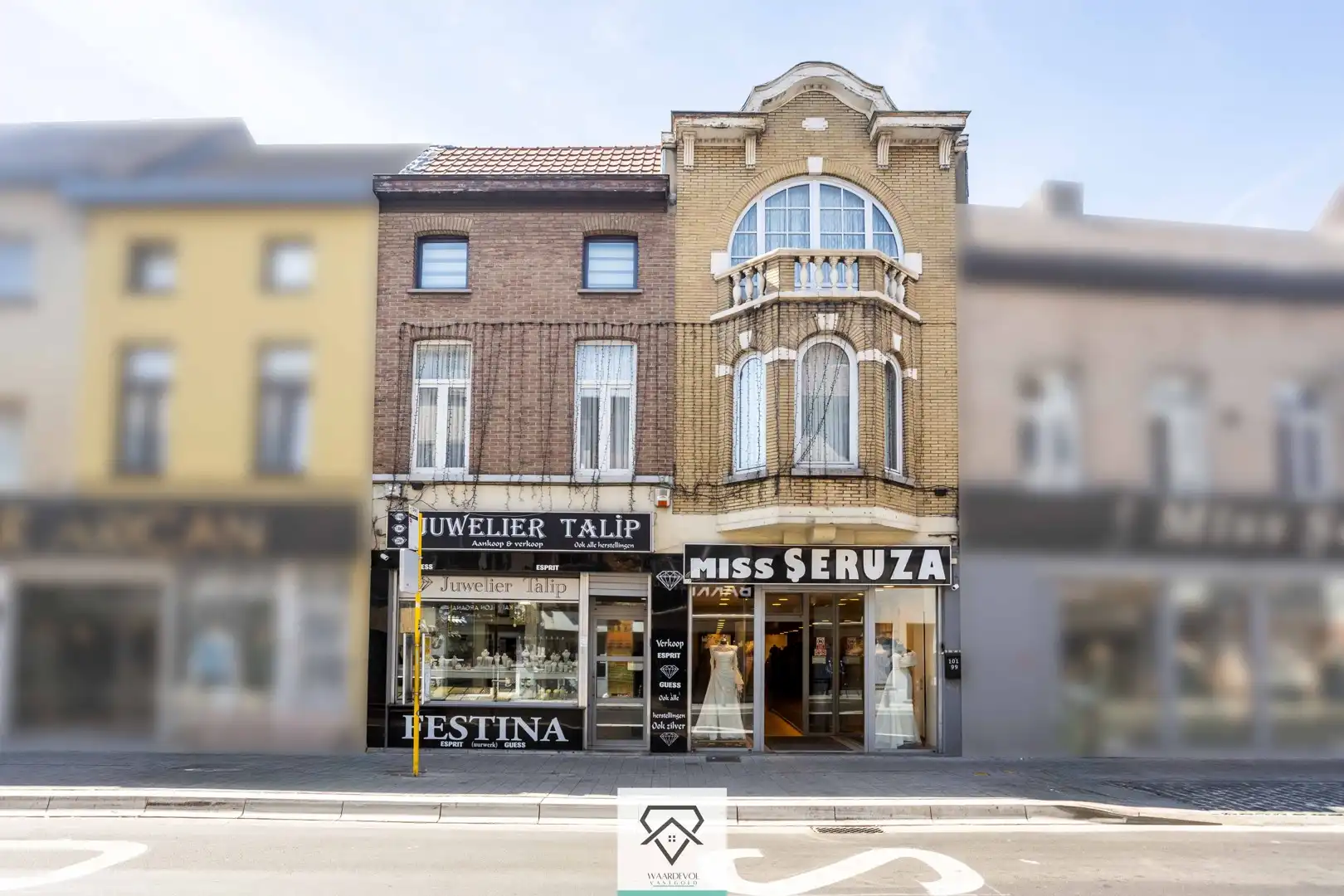 Ruim handelshuis te koop bestaande uit duplexappartement en dubbele handelsruimte foto {{pictureIndex}}