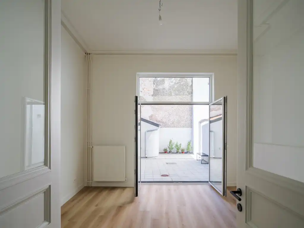 Instapklare en karaktervolle herenwoning (= kantoor) met buitenruimte aan de gegeerde Coupure foto 5