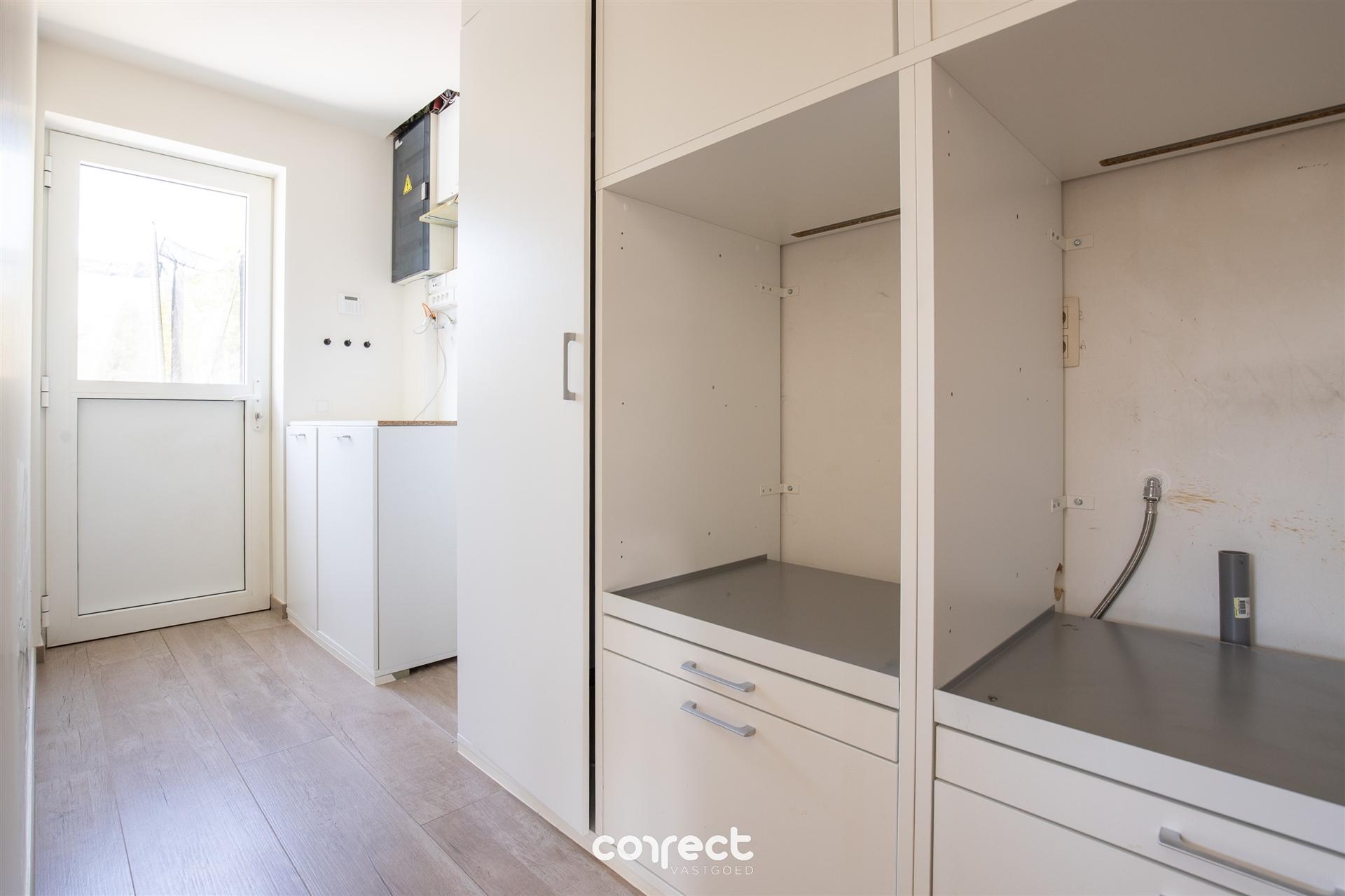 Modern halfopen woning te koop in hartje Oostduinkerke met 3 slaapkamers en diepe tuin foto 9