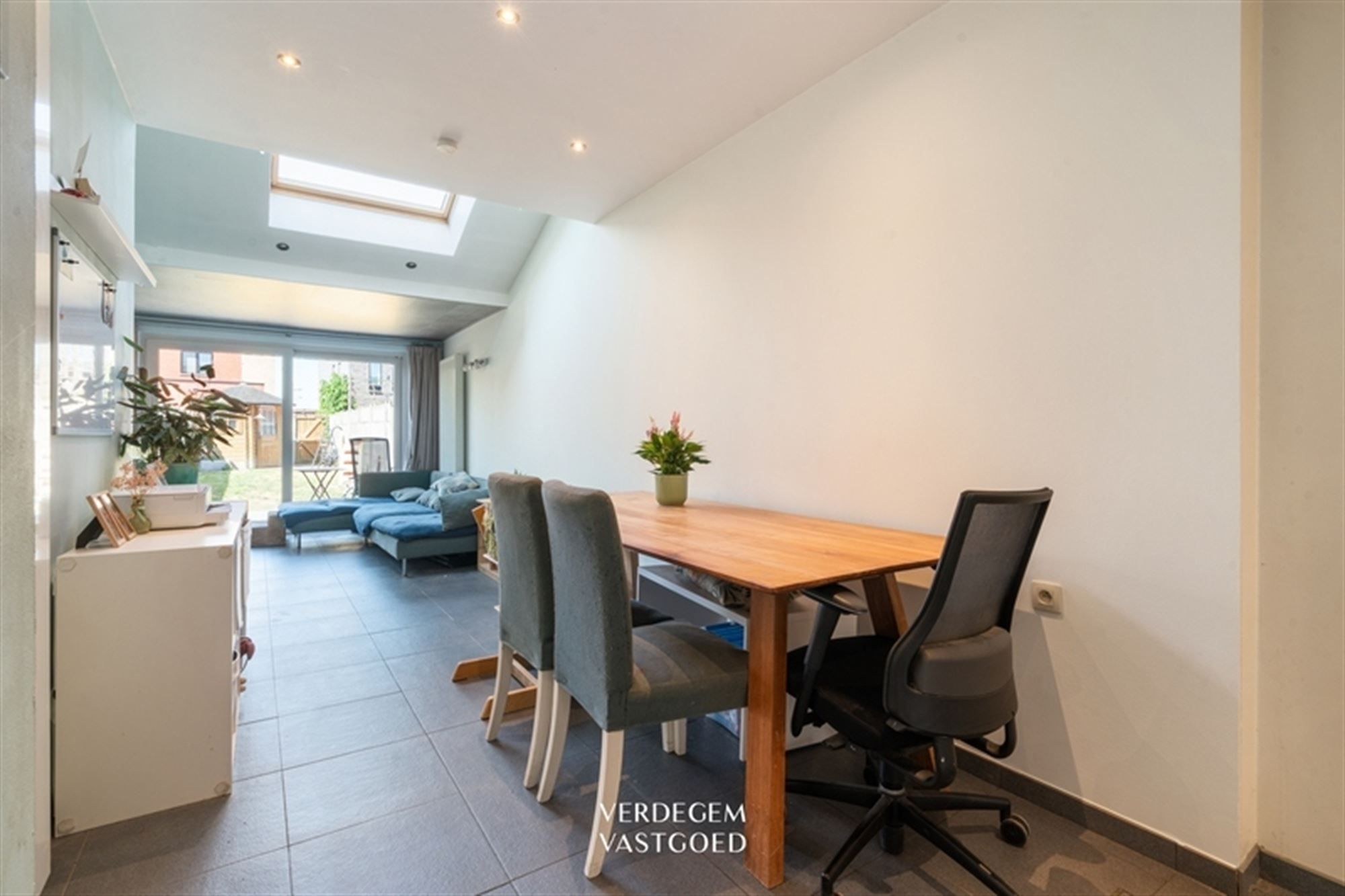 Knap gerenoveerde rijwoning met 2+1 slaapkamers en stadstuin met uitweg foto 2