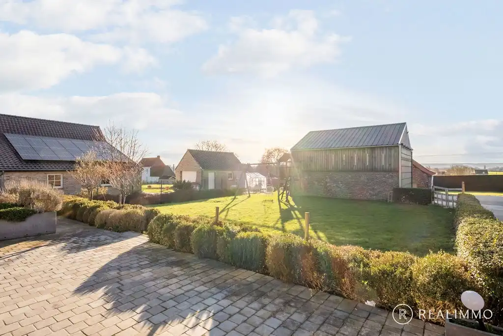 Zéér ruime rustig gelegen villa met afgesloten stal en autostaanplaats! foto 18