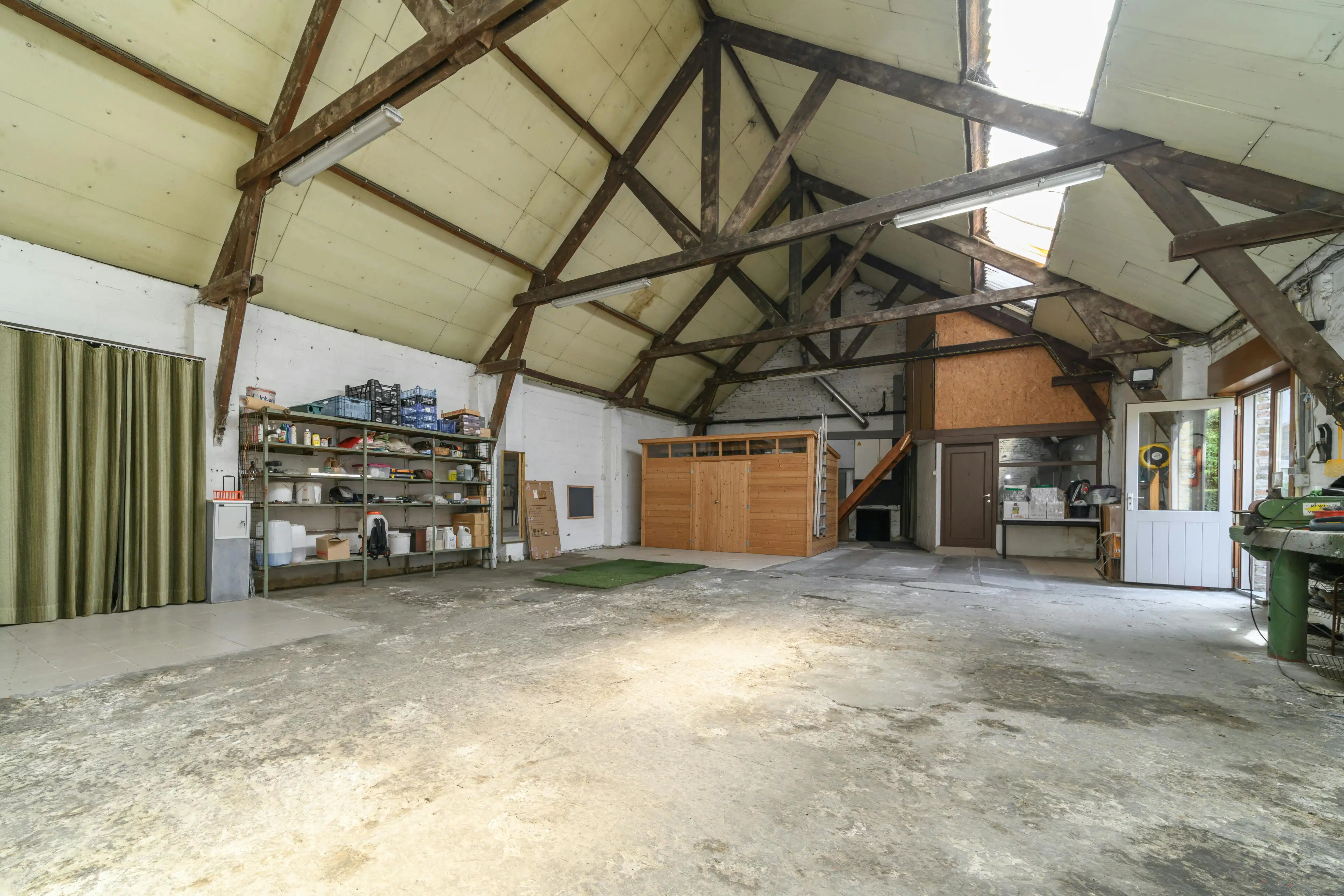 Herenhuis met ruime garage te koop in Izenberge. foto 30