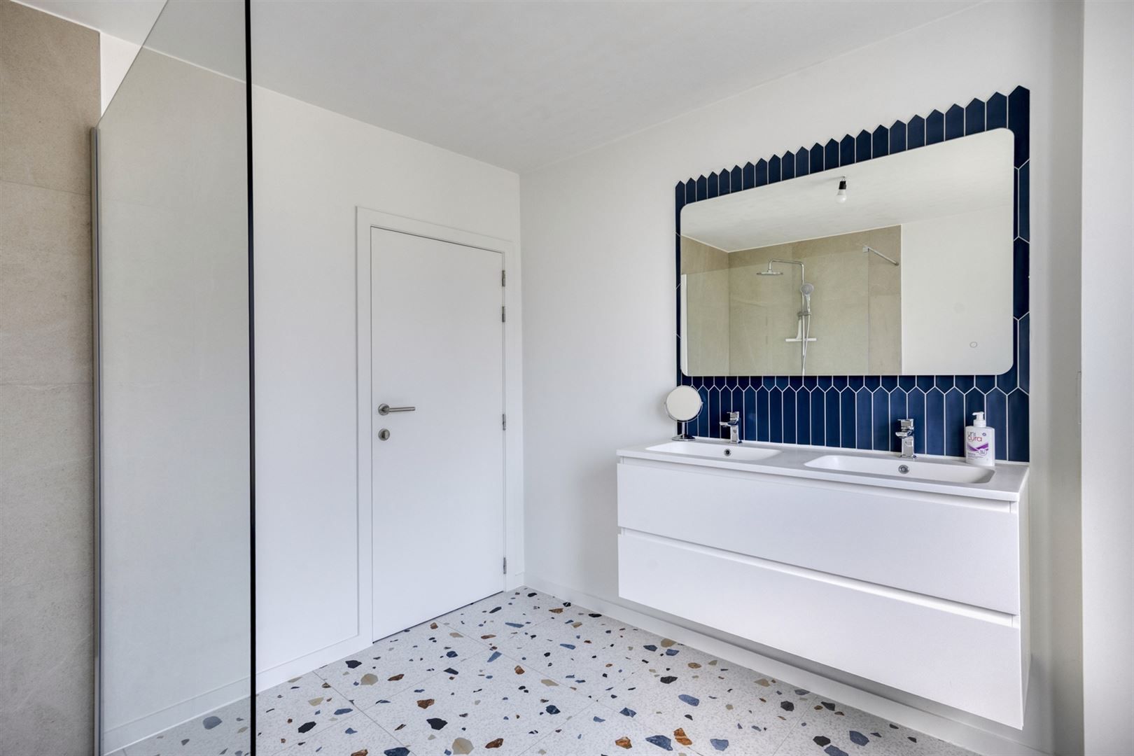 TE KOOP : Gerenoveerde eengezinswoning met 3 slaapkamers! foto 18